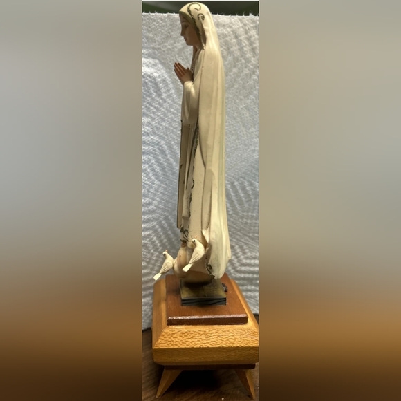 ANTIQUE 1920'S OUR LADY OF FATIMA HAND PAINTED CARVED WOOD FIGURE ON MUSIC BOX - Picture 2 of 4